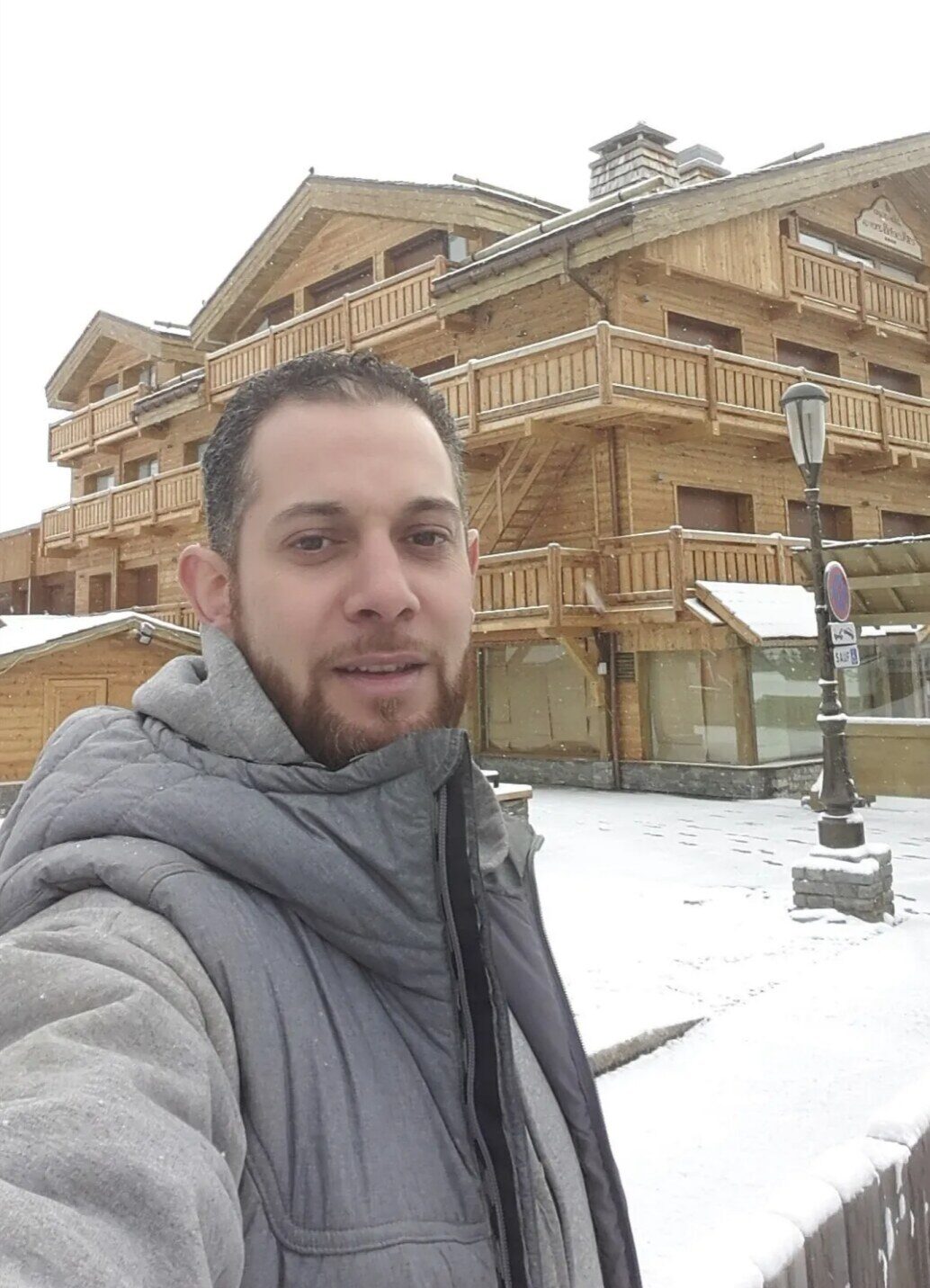 Halim devant un chantier de chalet à Courchevel